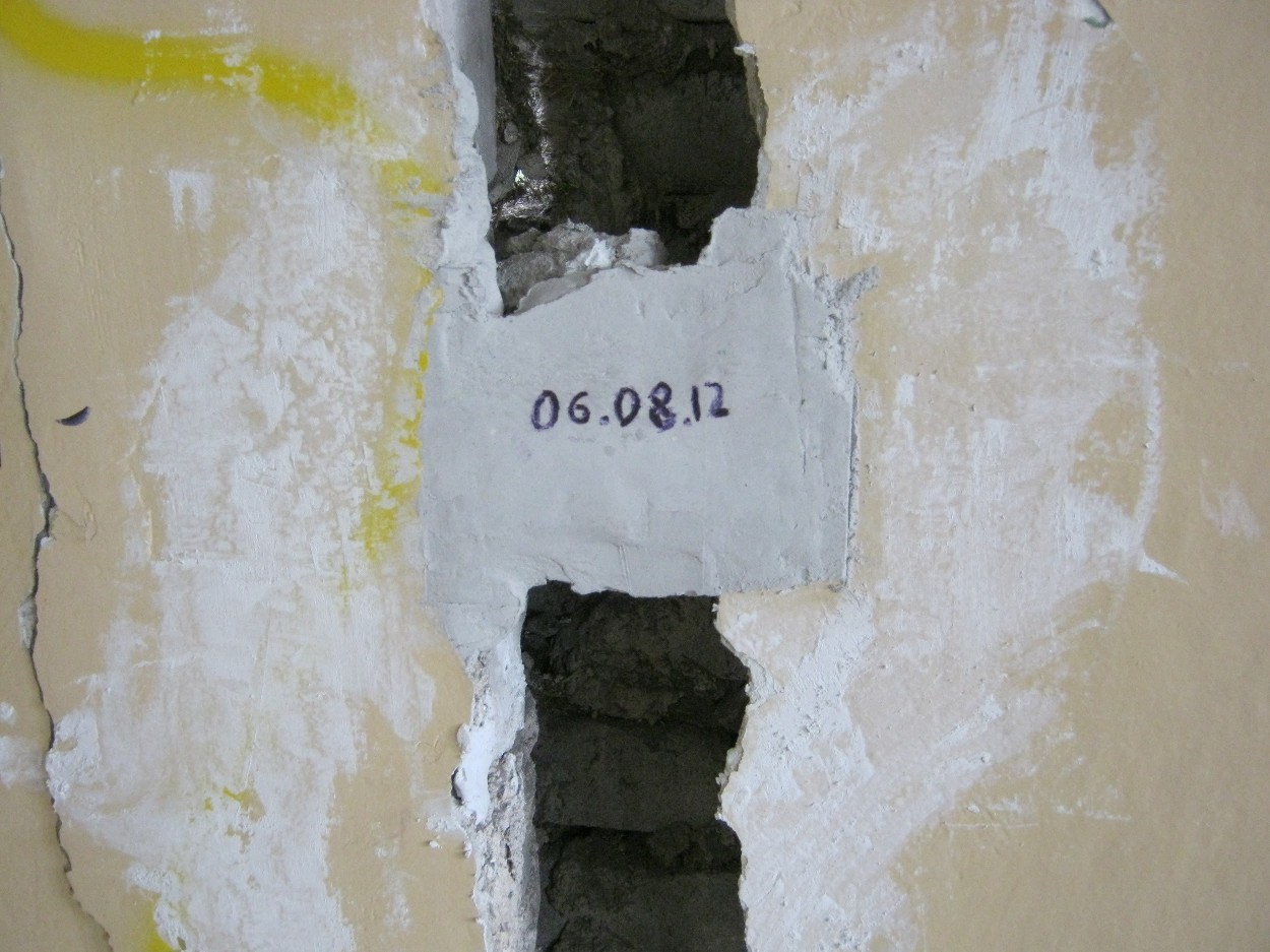 Koolimaja seina tekkinud hirmuäratava lõhe. 8.08.2012. Foto RKS-i kogu.